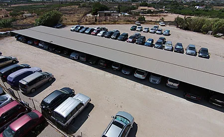 Schaduwrijke parkeerplaats Alicante Airport - Parking Ascars